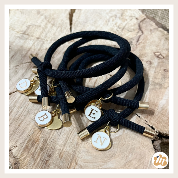 Pulsera nudo con inicial y corazón