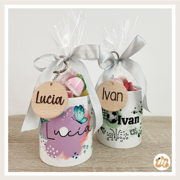 Taza con chuches y llavero
